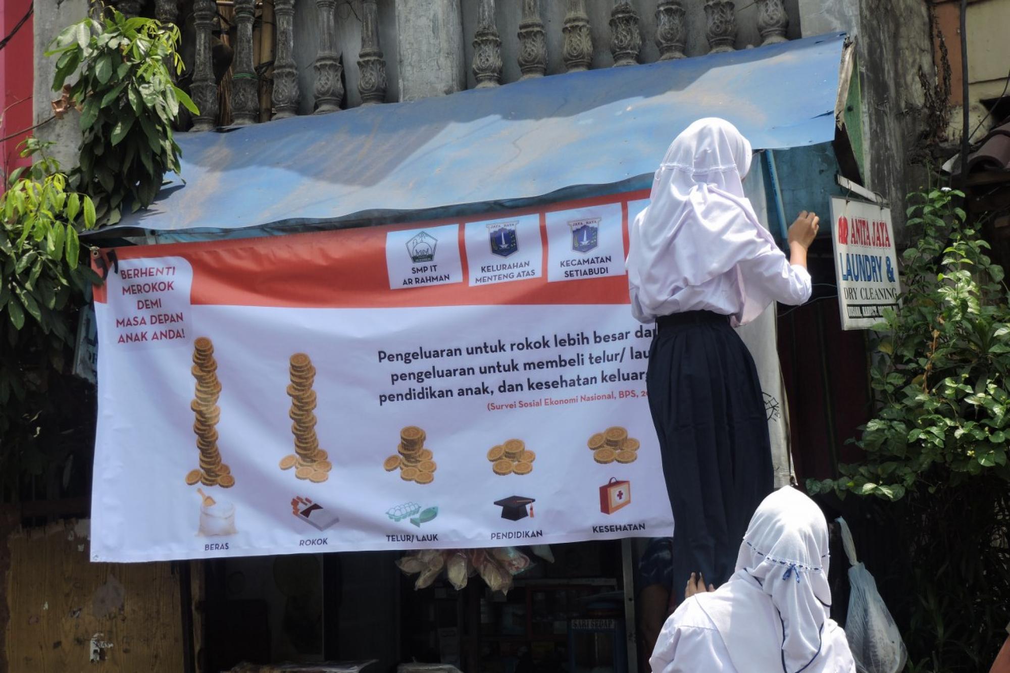 Aksi “Bebaskan Sekolah Kami dari Iklan Rokok” SMP IT Ar Rahman Jakarta