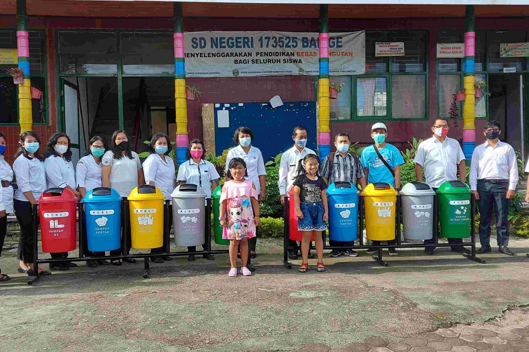 Distribusi Tempat Sampah Terpilah Di Kabupaten Toba