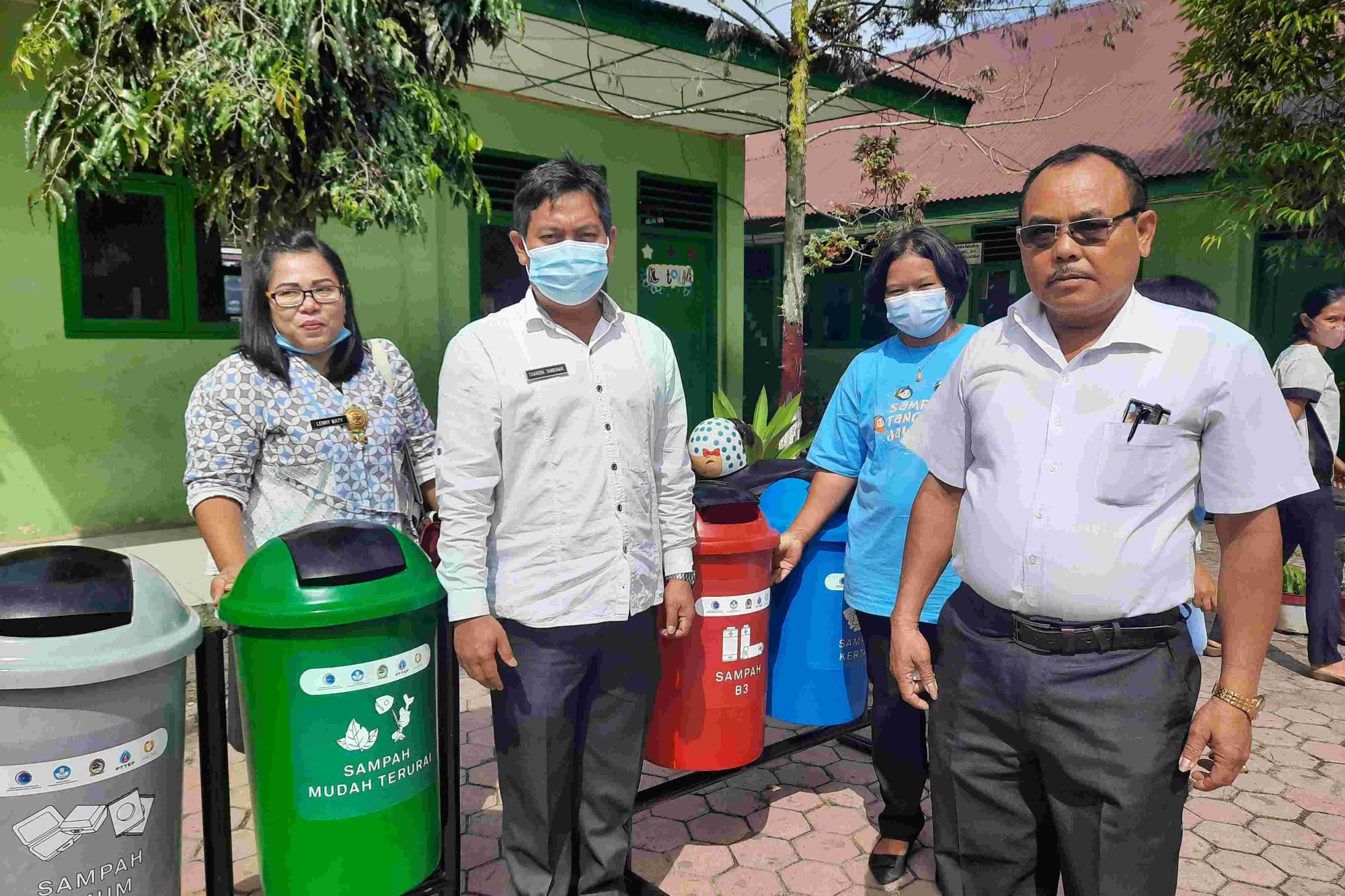 Distribusi Tempat Sampah Terpilah Di Kabupaten Toba